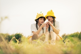 春天小清新闺蜜美女写真图片